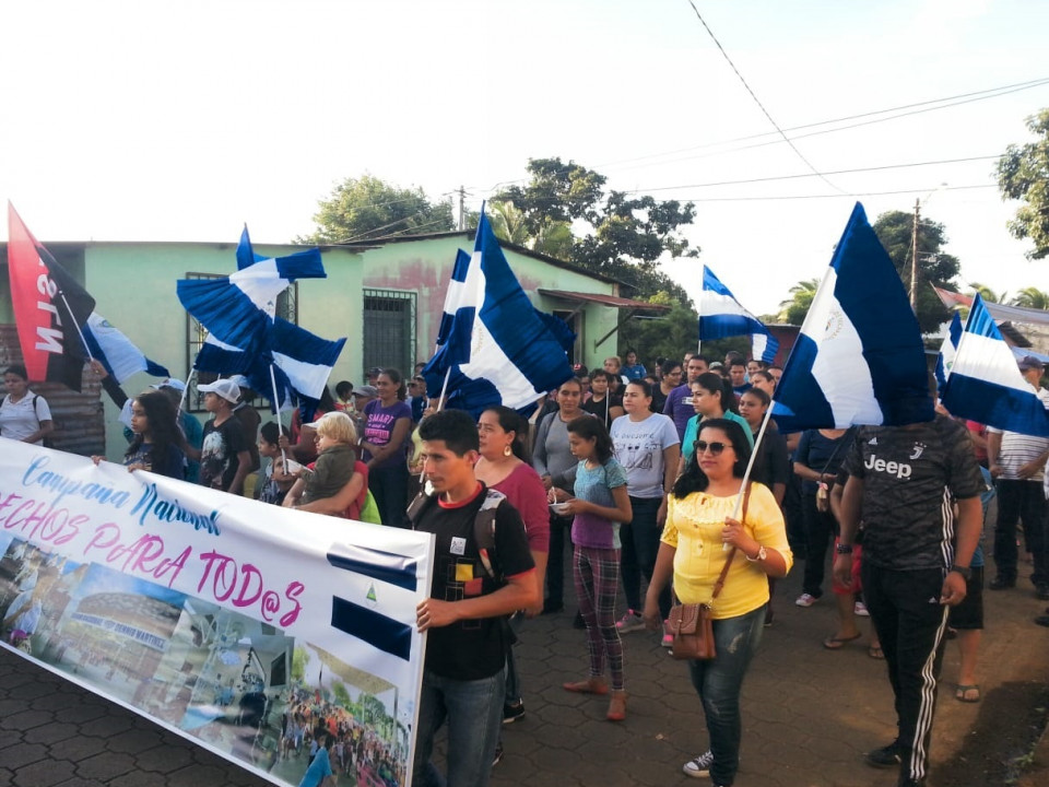 Bajo el lema Tod@s Tenemos Derechos realizan caminata familias doloreñas participando en un ambiente de paz.